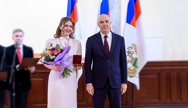 Антон Силуанов вручил ведомственные награды российским художникам-ювелирам